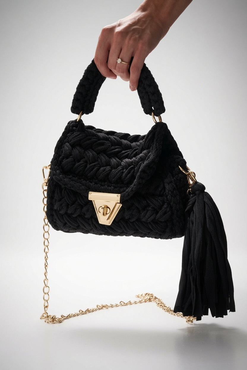 Black Luxe Mini Bag mit Gold-Details