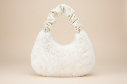 Flauschige Handtasche in Weiß